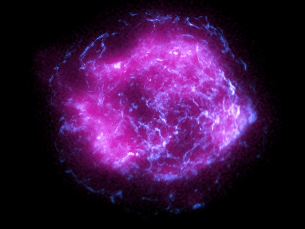 Imagem dos resquícios da supernova Cassiopeia A, combinação de dados coletados pelo IXPE e Chandra, observatórios da NASA (Foto: NASA/CXC/SAO/IXPE)