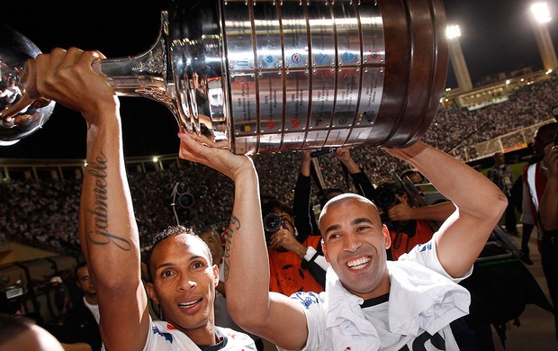 Liedson e Emerson com a taça da Libertadores (Foto: Agência AP)
