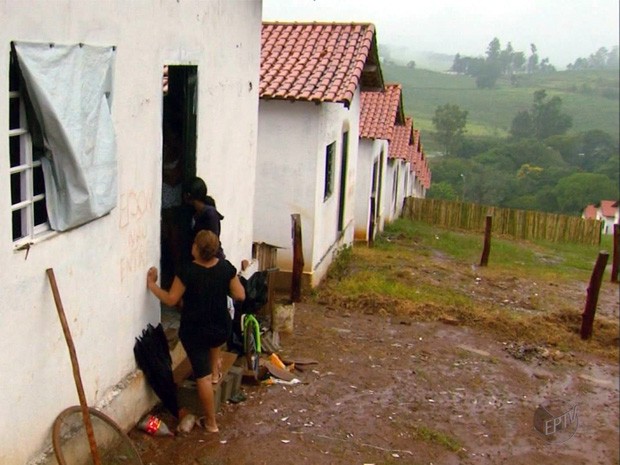 Moradores de conjunto habitacional no bairro Cachoeirinha podem ter que abandonar casas (Foto: Reprodução EPTV)