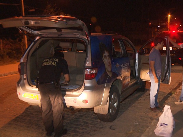 Carro apreendido finha adesivos de vários candidatos (Foto: Reprodução/TV Paraíba)