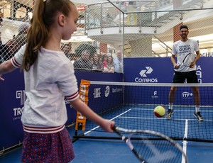 Menina joga tênis com Guga, tricampeão de Roland Garros (Foto: Divulgação)