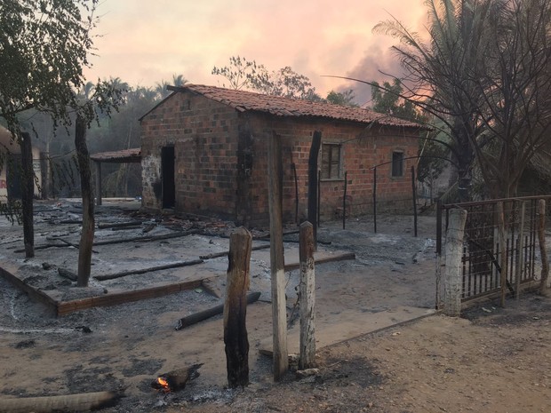Casa pegou fogo na zona rural de Teresina, PIauí (Foto: Vinicius Vainner/TV Clube)
