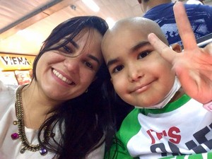 Caio e a mãe durante tratamento em São Paulo (Foto: Arquivo Pessoal/Lara Rodrigues)