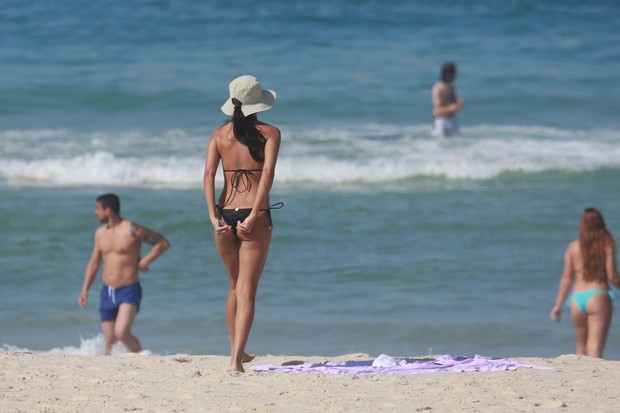 Anna Lima na praia (Foto: Dilson Silva / Agnews)