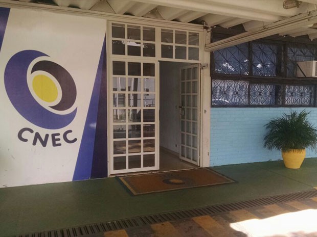 Entrada da Escola Cenecista de Brasília, onde menina de 5 anos se afogou durante aula de natação (Foto: Bárbara Nascimento/G1)