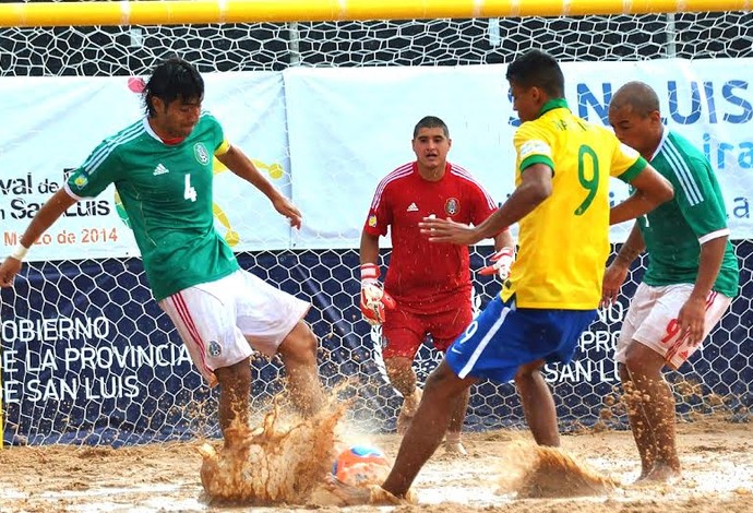 Mauricinho joga em areia molhada pela Copa San Luis de futebol de areia (Foto: beachsoccer.com)