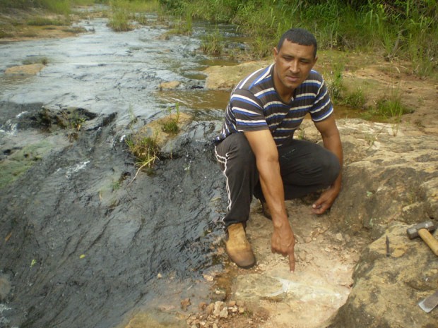 Sérgio Bispo mostra o local onde identificou o objeto posteriormente identificado com um fóssil de dinossauro (Foto: William Nava/Divulgação)