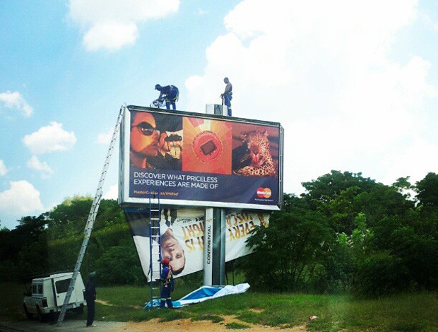 Propaganda de Pistorius sendo retirada de estrada (Foto: Reprodução)