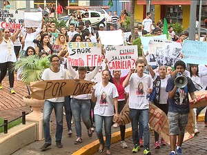 Cerca de 150 pessoas fizeram um protesto pedindo por justiça pela morte de Gabriela (Foto: Paulo Souza/ EPTV)