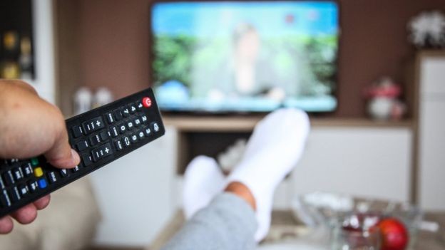 Cientista diz que TV pode causar estresse e prejudicar o sono (Foto: Getty Images/BBC)