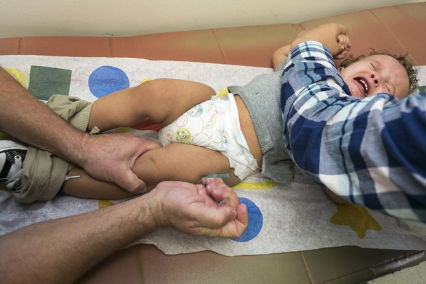 Pediatra Charles Goodman vacina garoto de 1 ano contra sarampo (Foto: AP Photo/Damian Dovarganes)