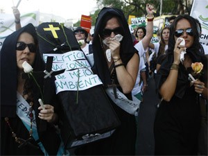 Jovens condenam a política ambiental do Brasil (Foto: Rodrigo Gorosito/G1)