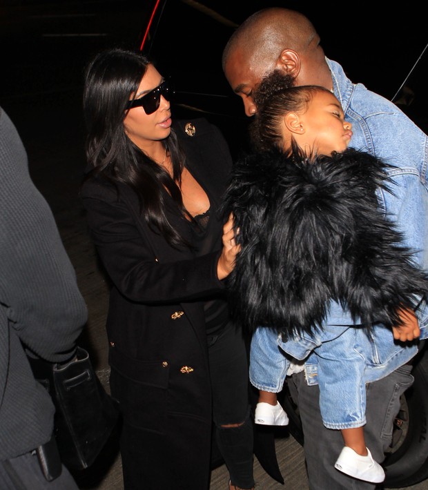 17 - Kanye West e Kim Kardashian com a filha, North West, em aeroporto de Los Angeles, nos Estados Unidos (Foto: X17online/ Agência)