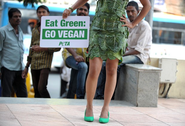'Coma verde: seja vegano', diz placa segurada por manifestante da organização Peta. (Foto: AFP Photo/Noah Seelam)