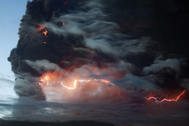 Relâmpagos em meio a uma nuvem de cinzas do vulcão Eyjafjallajokull (Foto: Haarberg Photography/Barcroft Media)