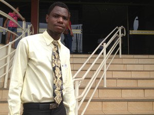 Rondônia - O haitiano Roberson Dossous, 26 anos, chegou às 10h em uma faculdade de Porto Velho para o Enem (Foto: Marcos Paulo/G1)