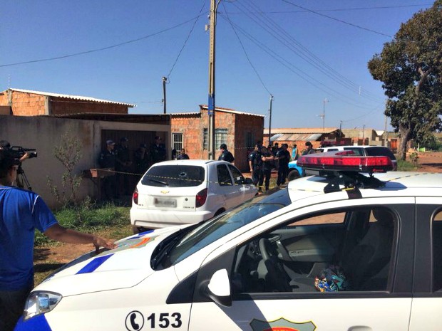 Mulher foi atingida por tiro no braço e no olho e PM se matou com tiro na cabeça (Foto: Cláudia Gaigher/ TV Morena)