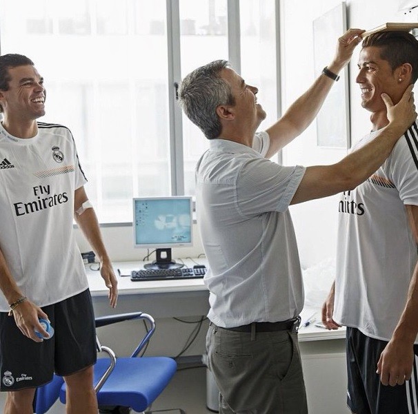 Sob os olhares de Pepe, Cristiano Ronaldo tira medidas com médico do Real Madrid (Foto: Divulgação / Real Madrid)