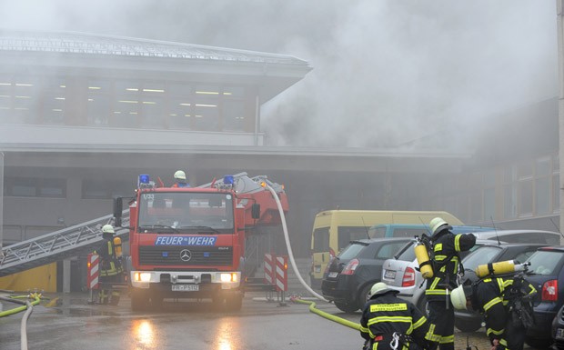 Bombeiros combatem incêndio nesta segunda-feira (26) na cidade alemã de Titisee-Neutstadt (Foto: AFP)