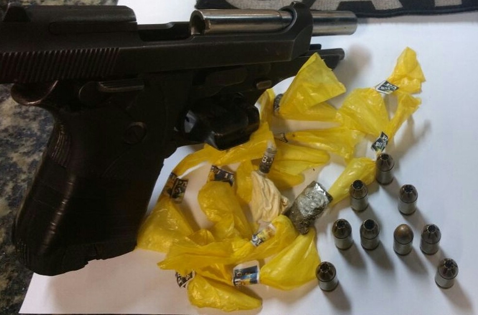 Drogas , arma e pistola foram apreendidas no bairro São João (Foto: Polícia Militar/Divulgação)
