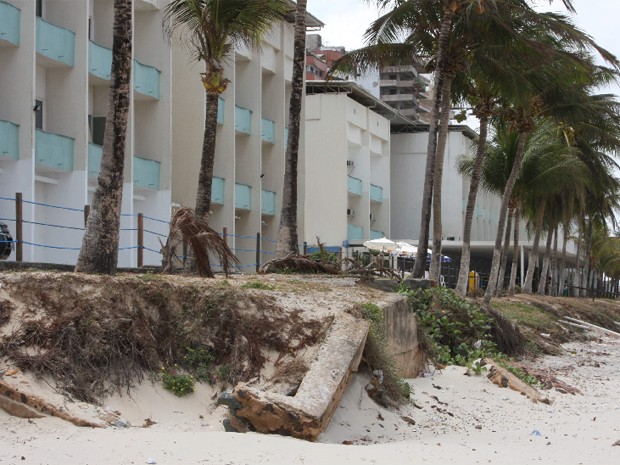 Parte do estacionamento do Praia Mar Hotel também ruiu com a força das águas (Foto: Flora Dolores / O Estado)