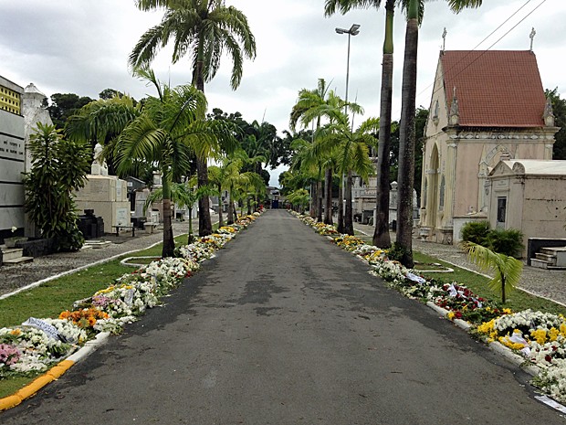 Caminho até túmulo de Eduardo Campos estava repleto de coroas de flores (Foto: Débora Soares/G1)