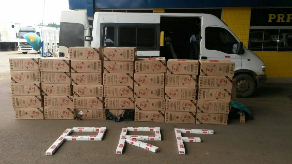 Na van havia 40 caixas, cada uma com 50 pacotes de cigarro (Foto: PRF/Divulgação)