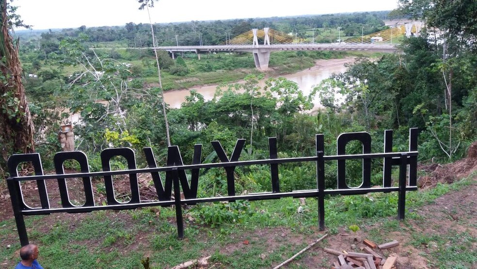 Área comprada por médico fica em ponto alta na cabeceira da ponte em Feijó  (Foto: Rosaldo Aguiar/Arquivo pessoal )