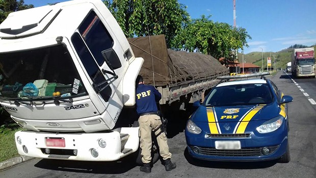 Motorista que tinha chassi e placa adulterados foi preso (Foto: Divulgação/ Polícia Rodoviária Federal)