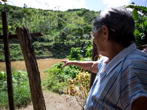 Josefa Gurgel, 83, mora na beira do rio mesmo tendo sofrido com três enchentes (Foto: Jonathan Lins/G1)