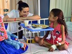 Cleo Pires e Rômulo Arantes Neto visitam crianças em hospital