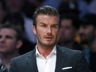 Superelegante, David Beckham assiste a partida de basquete nos EUA