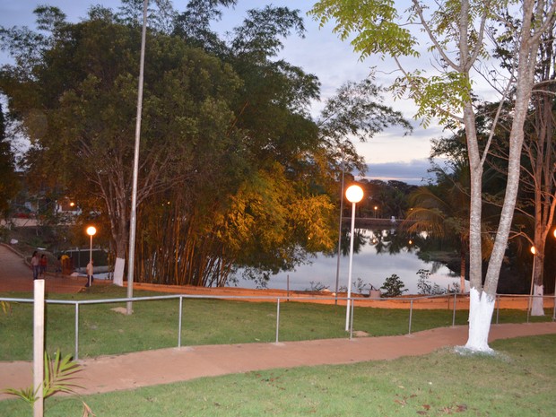 A praça é composta por um lago que foi revitalizado, uma quadra poliesportiva, dentre outros itens (Foto: Rogério Aderbal/G1)
