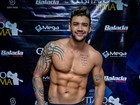 Gusttavo Lima, sem camisa, exibe físico sarado em bastidores de show
