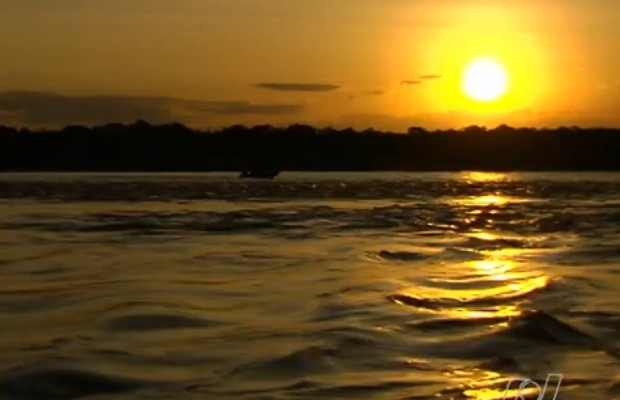 Por do sol é atração no Rio Araguaia, em Goiás (Foto: Reprodução/TV Anhanguera)