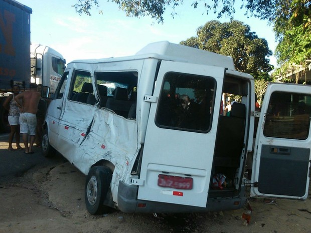 Van foi atingida na lateral em acidente na BR-101 (Foto: Marcello Dial/Voz  da Bahia)
