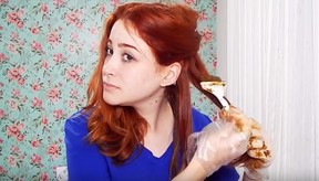 Blogueira ensina seguidoras a aplicar henna no cabelo (Foto: Reprodução / YouTube)