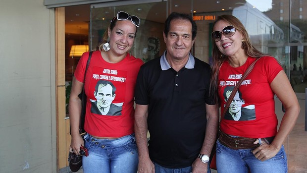 Muricy Ramalho com duas torcedoras (Foto: Rubens Chiri / saopaulofc.net)
