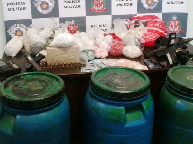 Tonéis com drogas, armas e munição foram encontrados em Cubatão, SP (Foto: Divulgação/Polícia Militar)