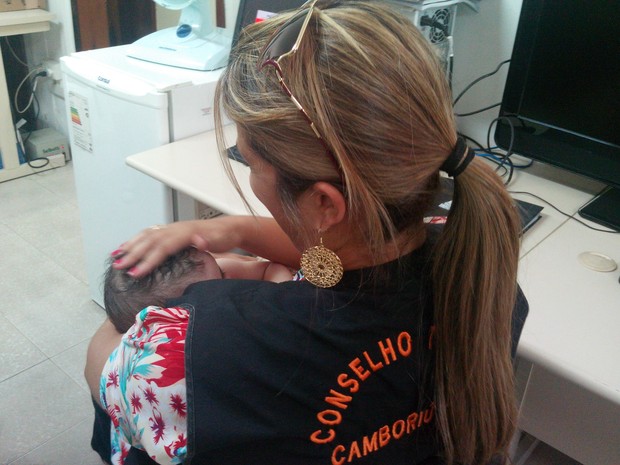 Bebê ficou aos cuidados do Conselho Tutelar (Foto: Luiz Souza/RBS TV)