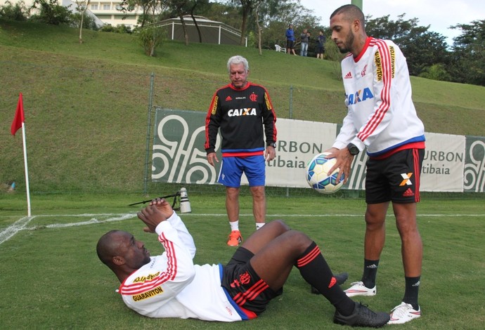 Armero e Paulinho treinam a parte física sob olhares de Antônio Mello (Foto: Gilvan de Souza / Flamengo)