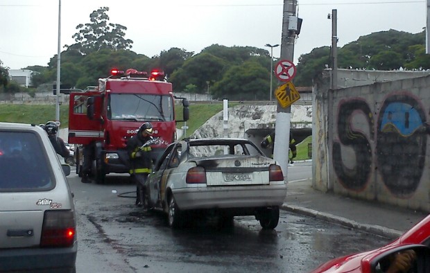 Carro pega fogo após pane no motor, em Taubaté (Foto: Francisco Jose/ Vanguarda Repórter)