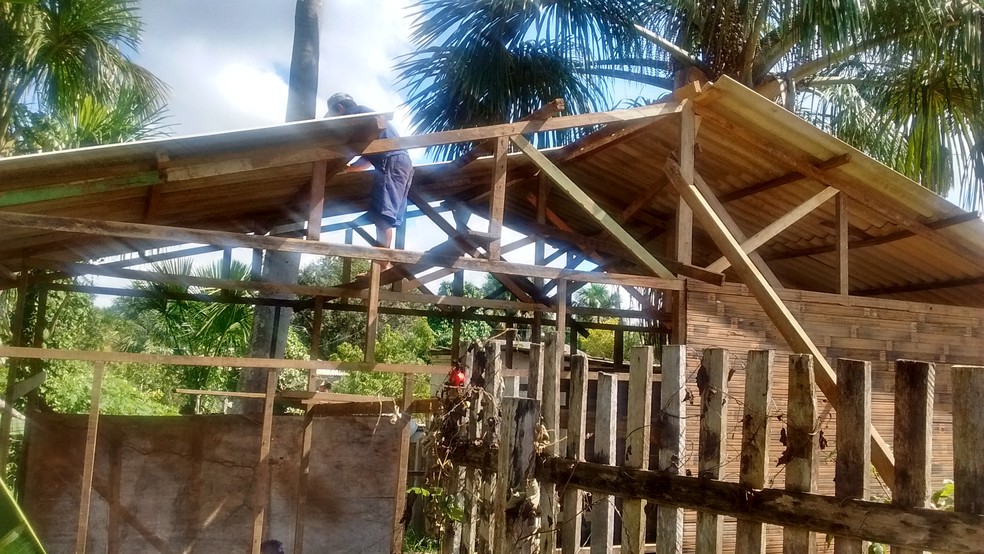 Claudemar resolveu retirar ele mesmo a maderia da casa (Foto: Aline Nascimento/G1)