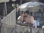 Daniel Oliveira e Sophie Charlotte trocam beijos na praia