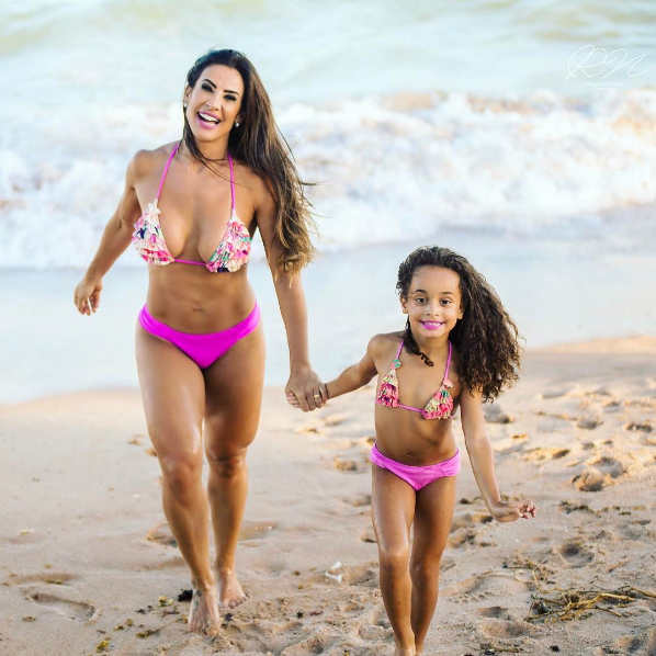 Scheila Carvalho com a filha (Foto: Reprodução/Instagram)