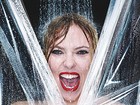 Scarlett Johansson reproduz cena do chuveiro, de Hitchcock, em revista