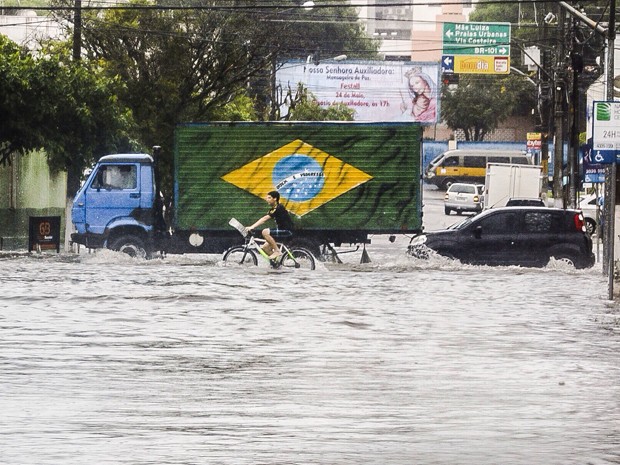 Cruzamento da avenida Afonso Pena e rua Mossoró ficou alagado por causa das chuvas em Natal (Foto: Canindé Soares/G1)