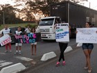 Grupo protesta contra corte de van escolar (Eduardo Marcondes/ TV Vanguarda)