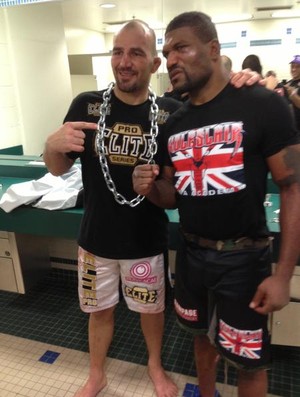 Glover Teixeira e Rampage Jackson posam juntos após a luta (Foto: Reprodução/Twitter)