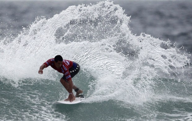 surfe Adriano Mineirinho no Rio Pro (Foto: Reuters)